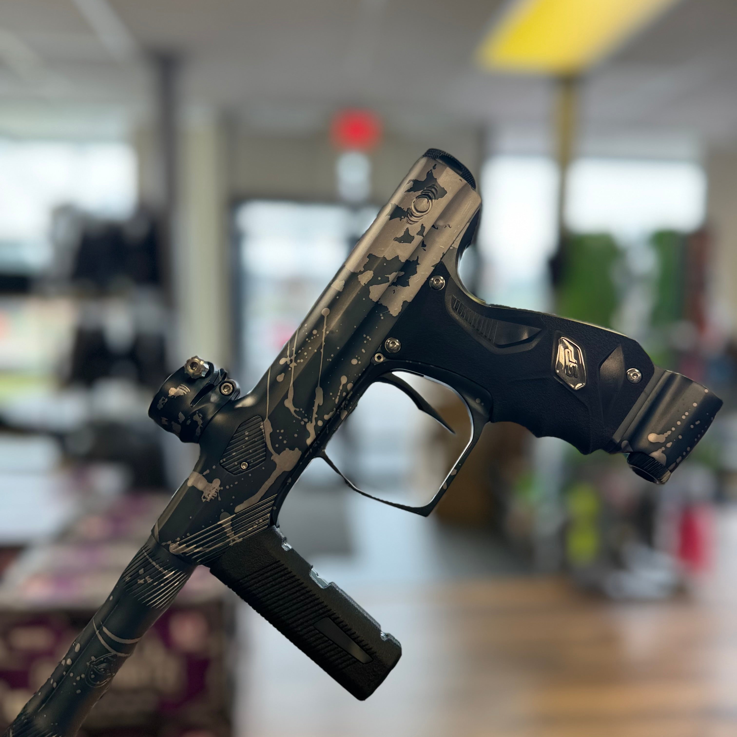 Shocker Era ULTIMATE Paintball Gun - Battleworn Grey x Energize Anodizing