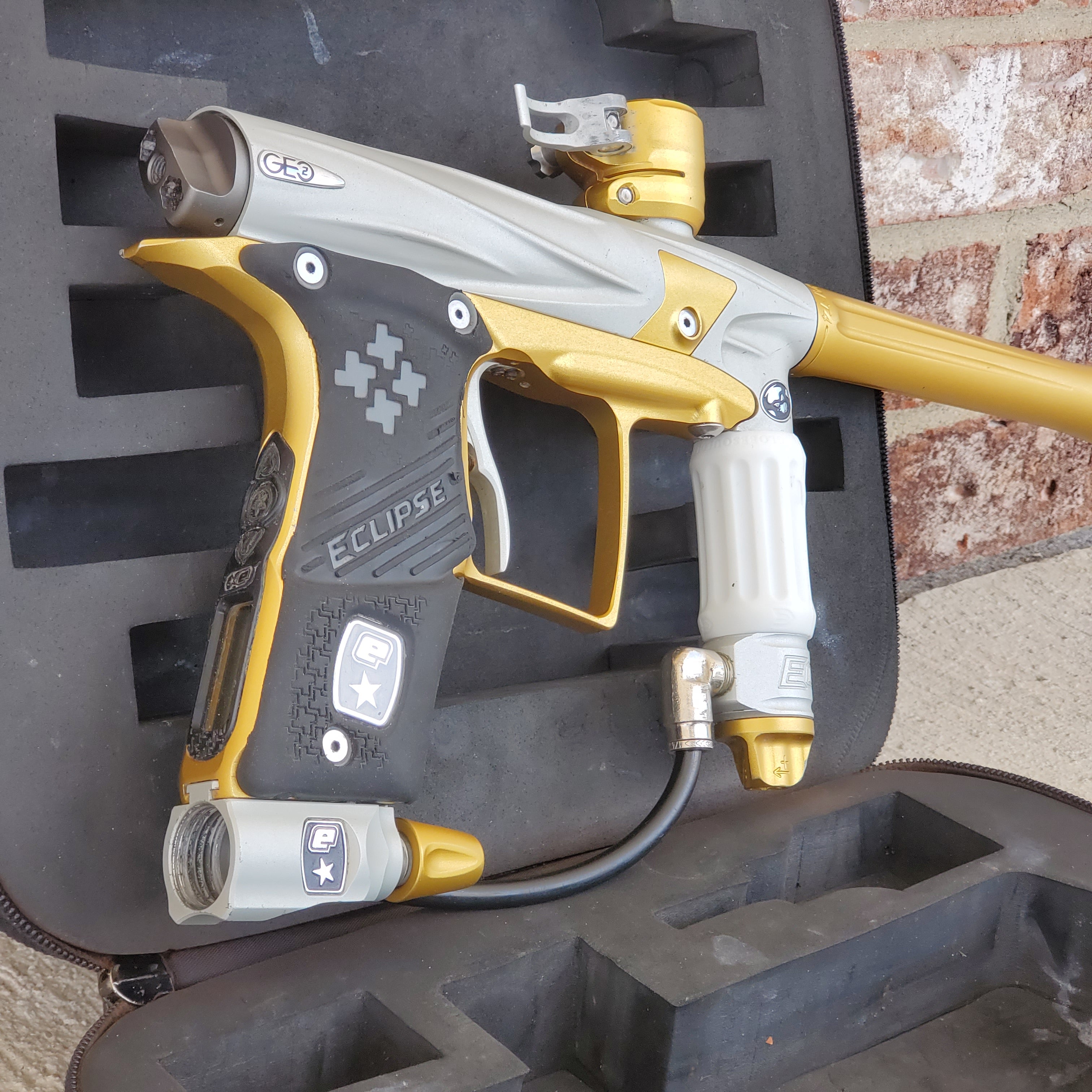 Used Planet Eclipse Geo 2 Paintball Gun W/ IV Core - White / Gold