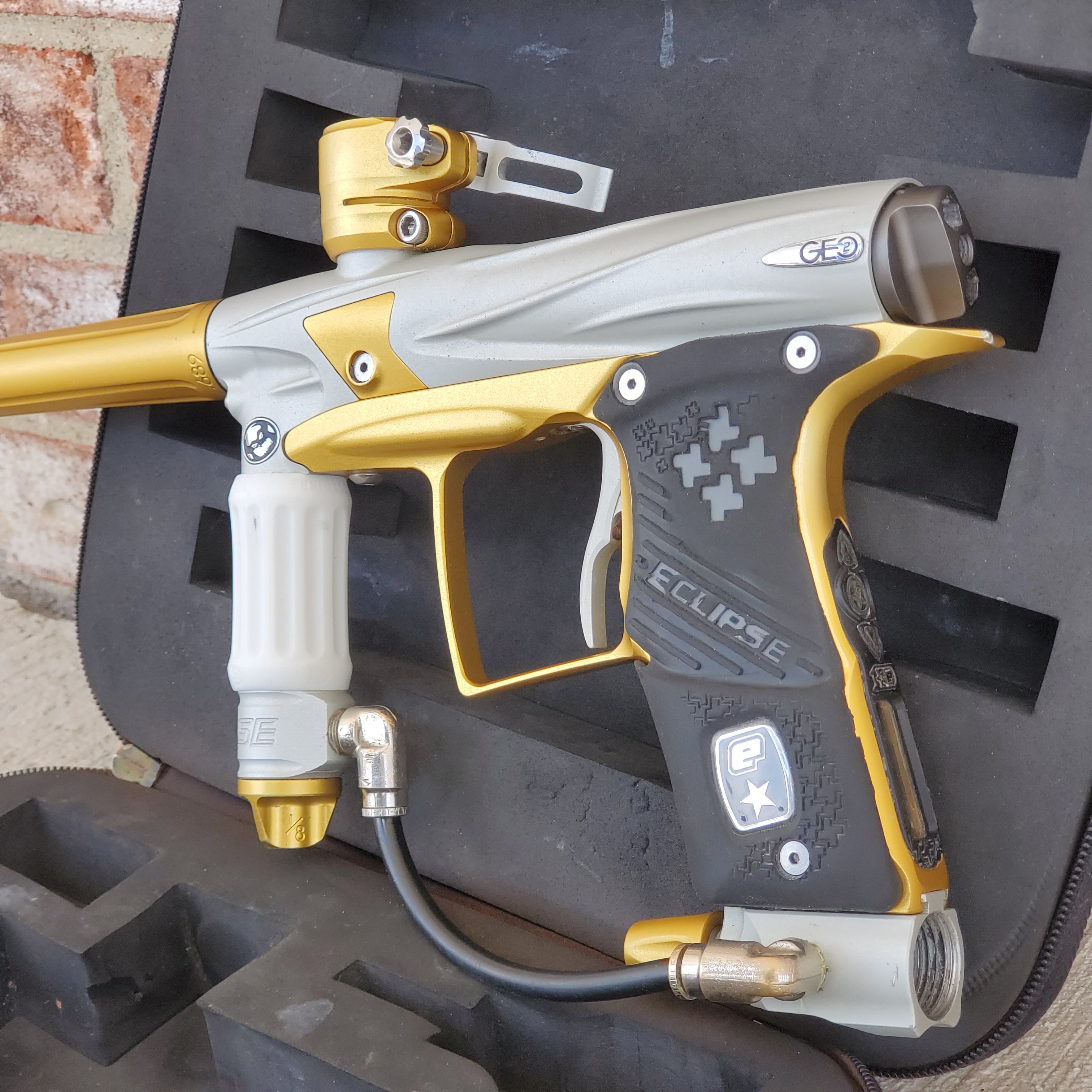 Used Planet Eclipse Geo 2 Paintball Gun W/ IV Core - White / Gold