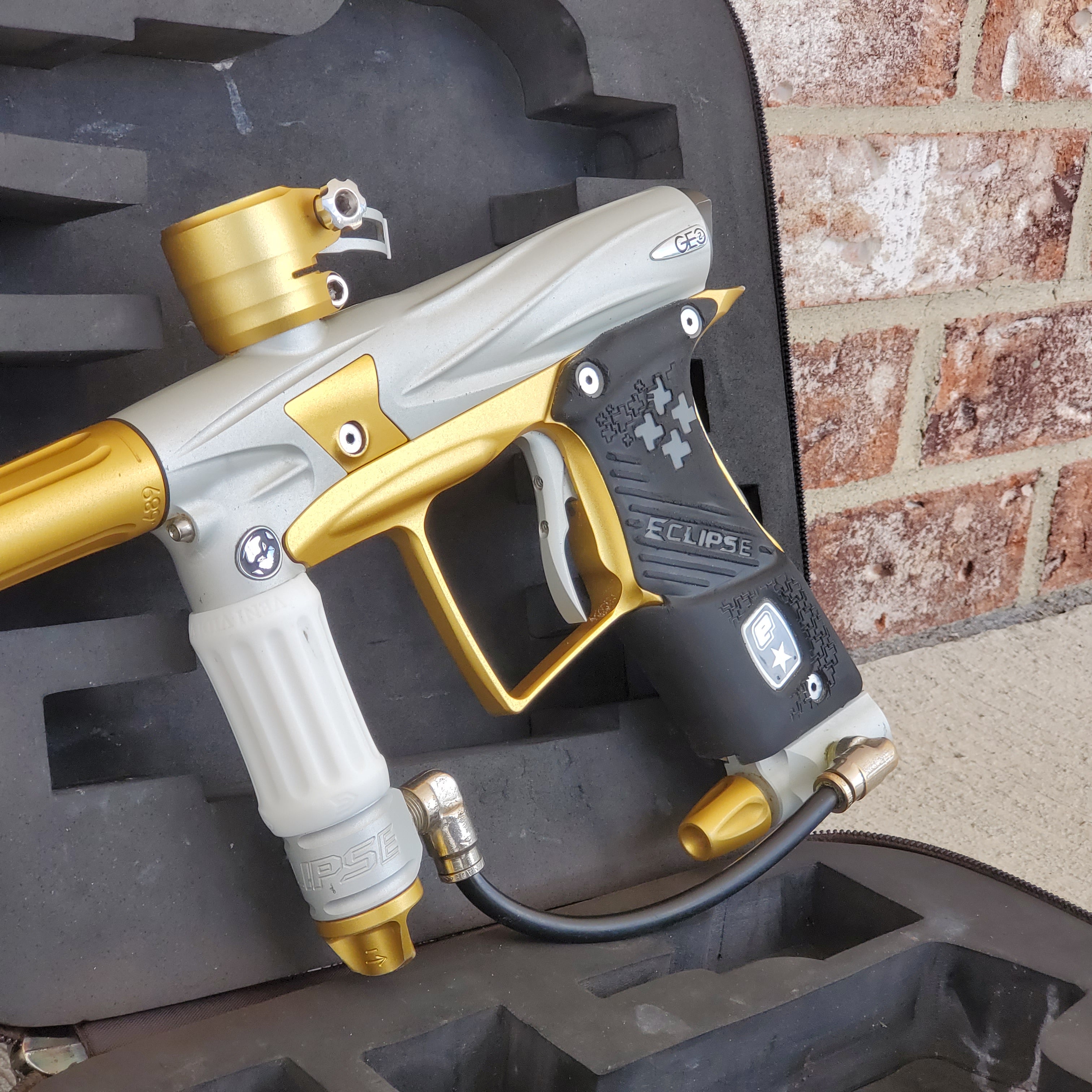 Used Planet Eclipse Geo 2 Paintball Gun W/ IV Core - White / Gold