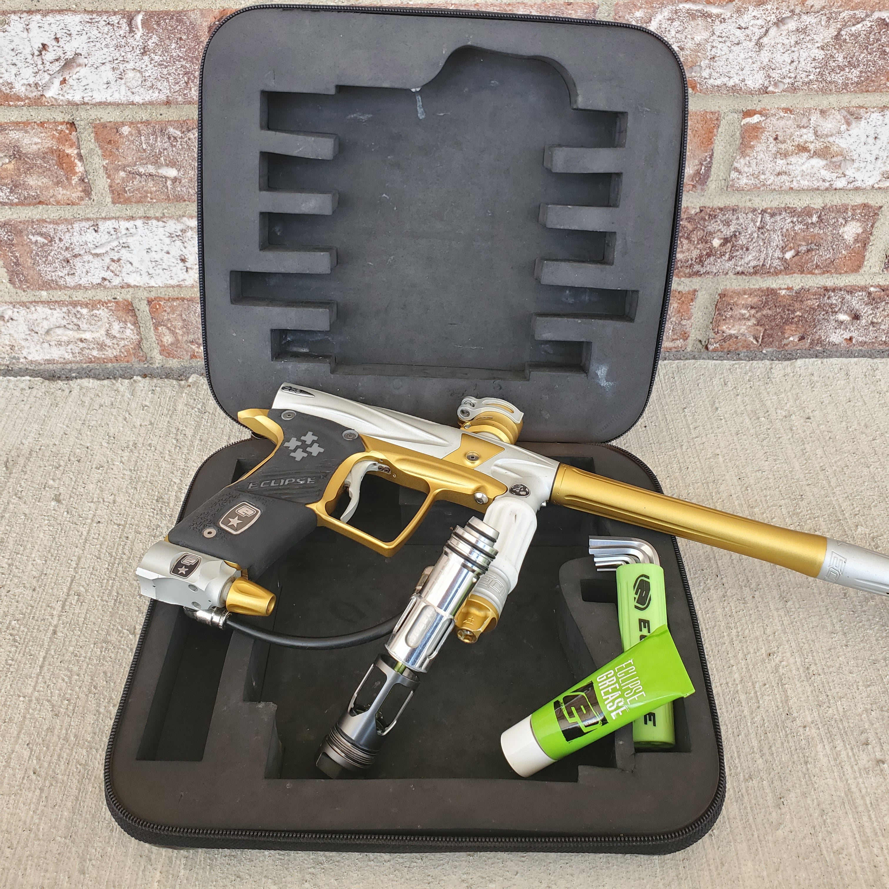 Used Planet Eclipse Geo 2 Paintball Gun W/ IV Core - White / Gold