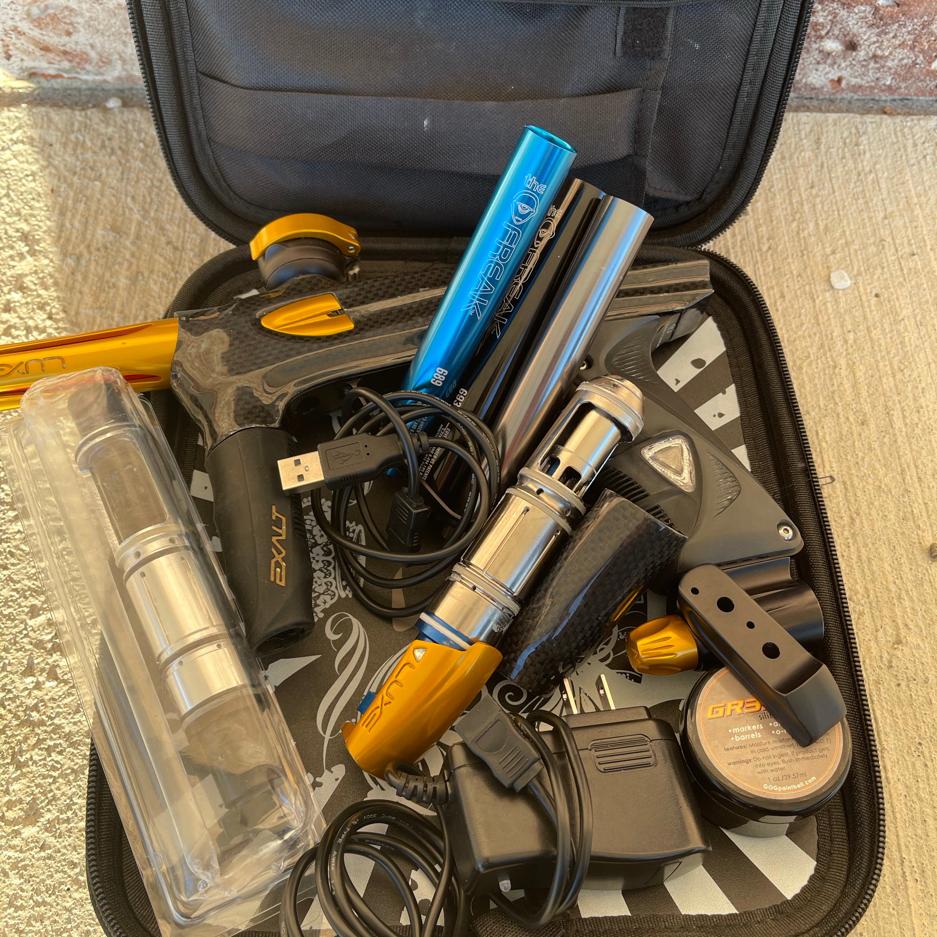 Used DLX Luxe 2.0 Oled Paintball Gun - Carbon / Gold