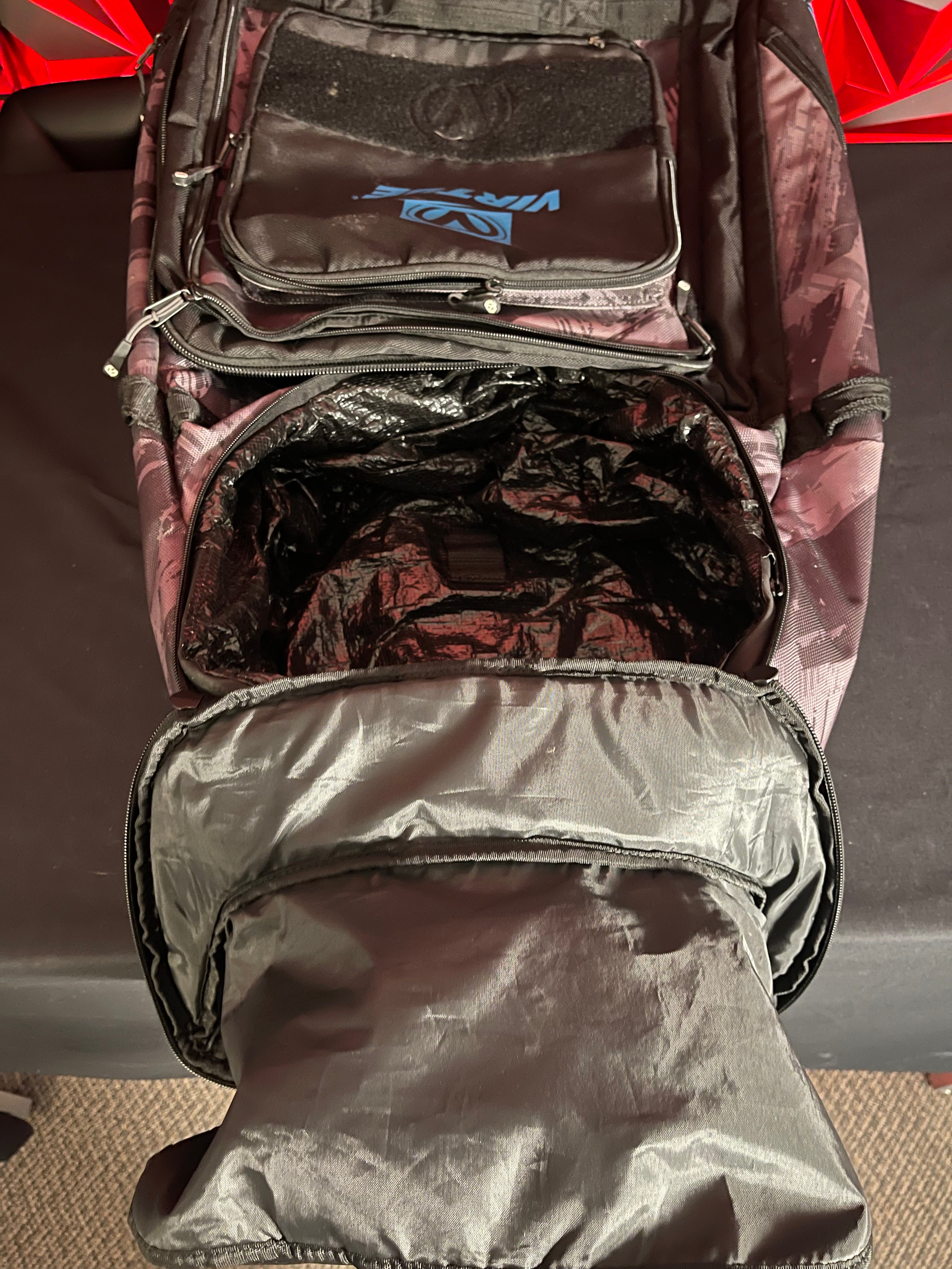Used Virtue High Roller V4 Gear Bag - Graphic Black