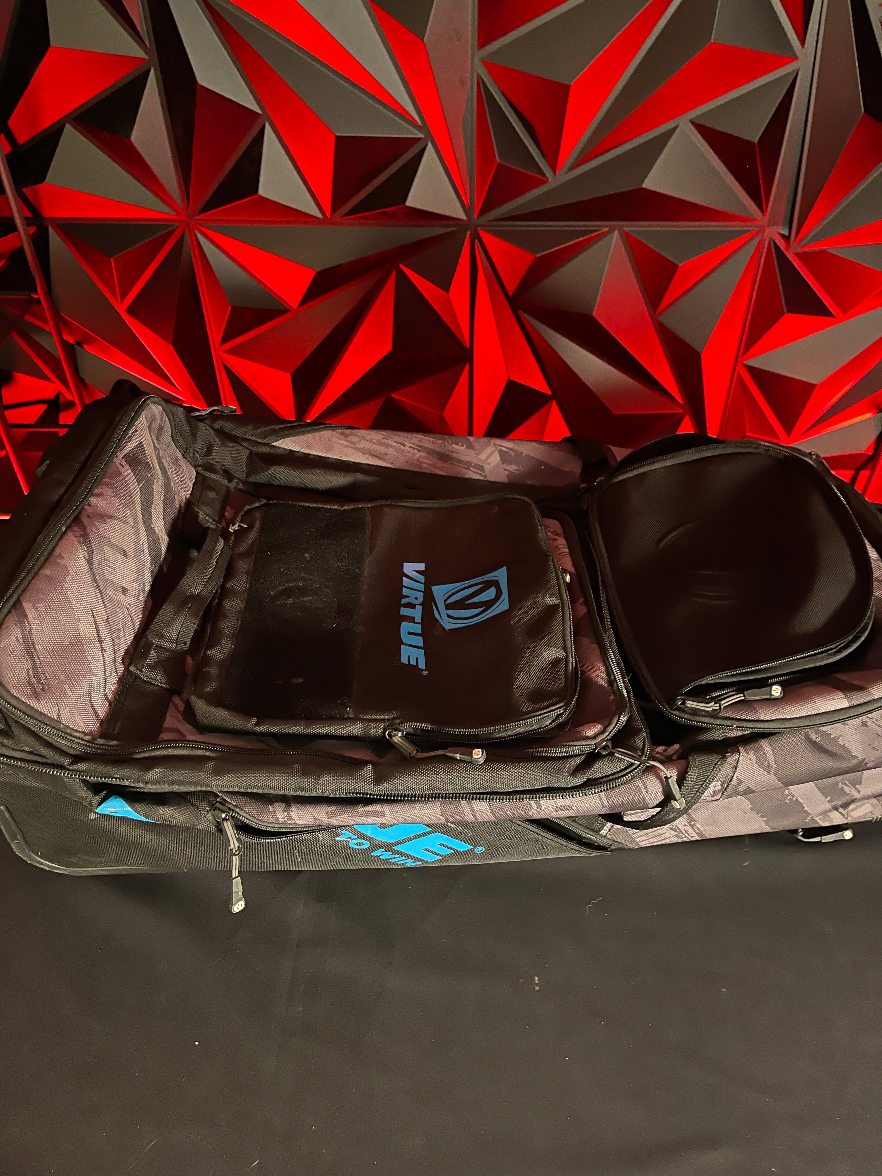 Used Virtue High Roller V4 Gear Bag - Graphic Black
