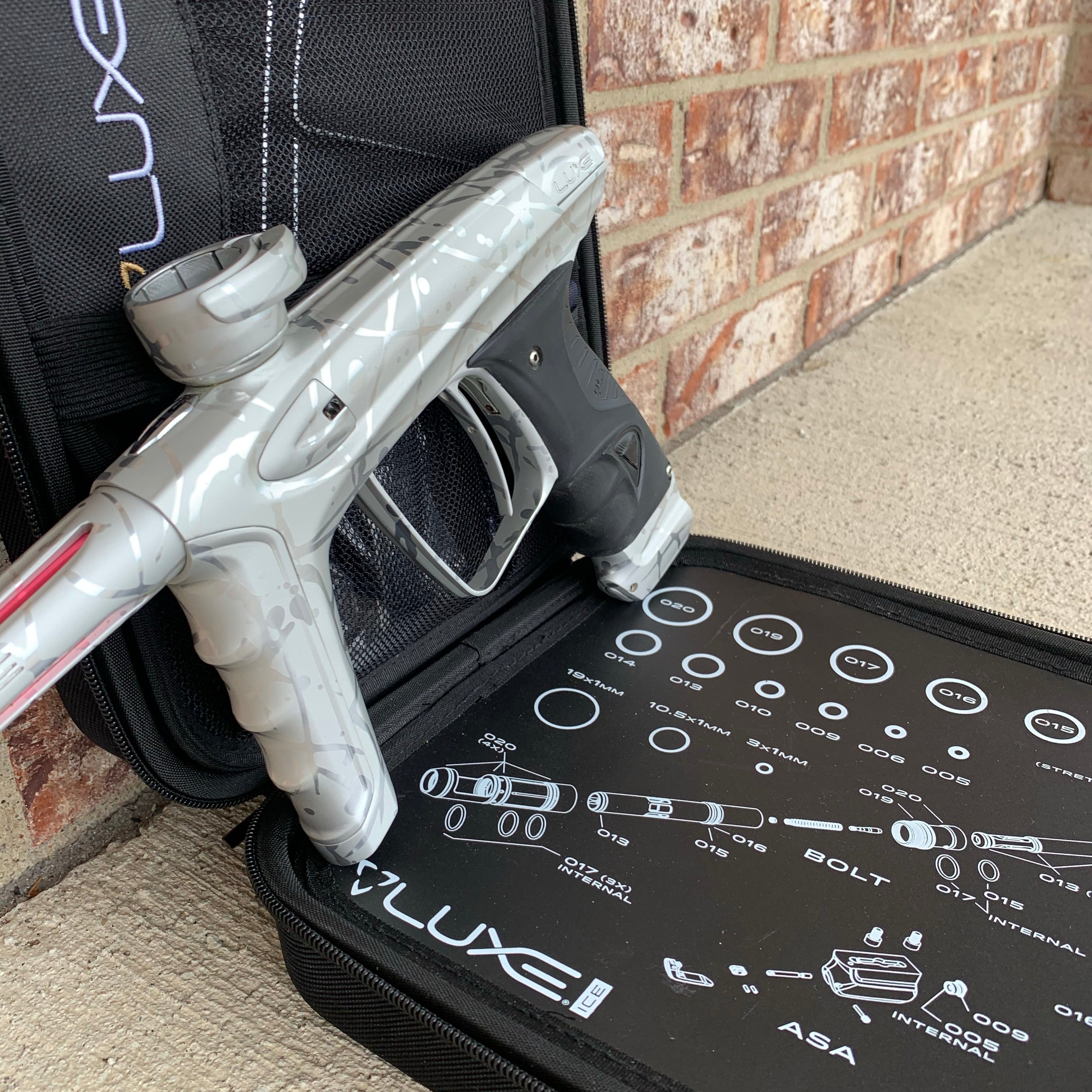 Used DLX Luxe Ice Paintball Gun - Silver 3D Splash