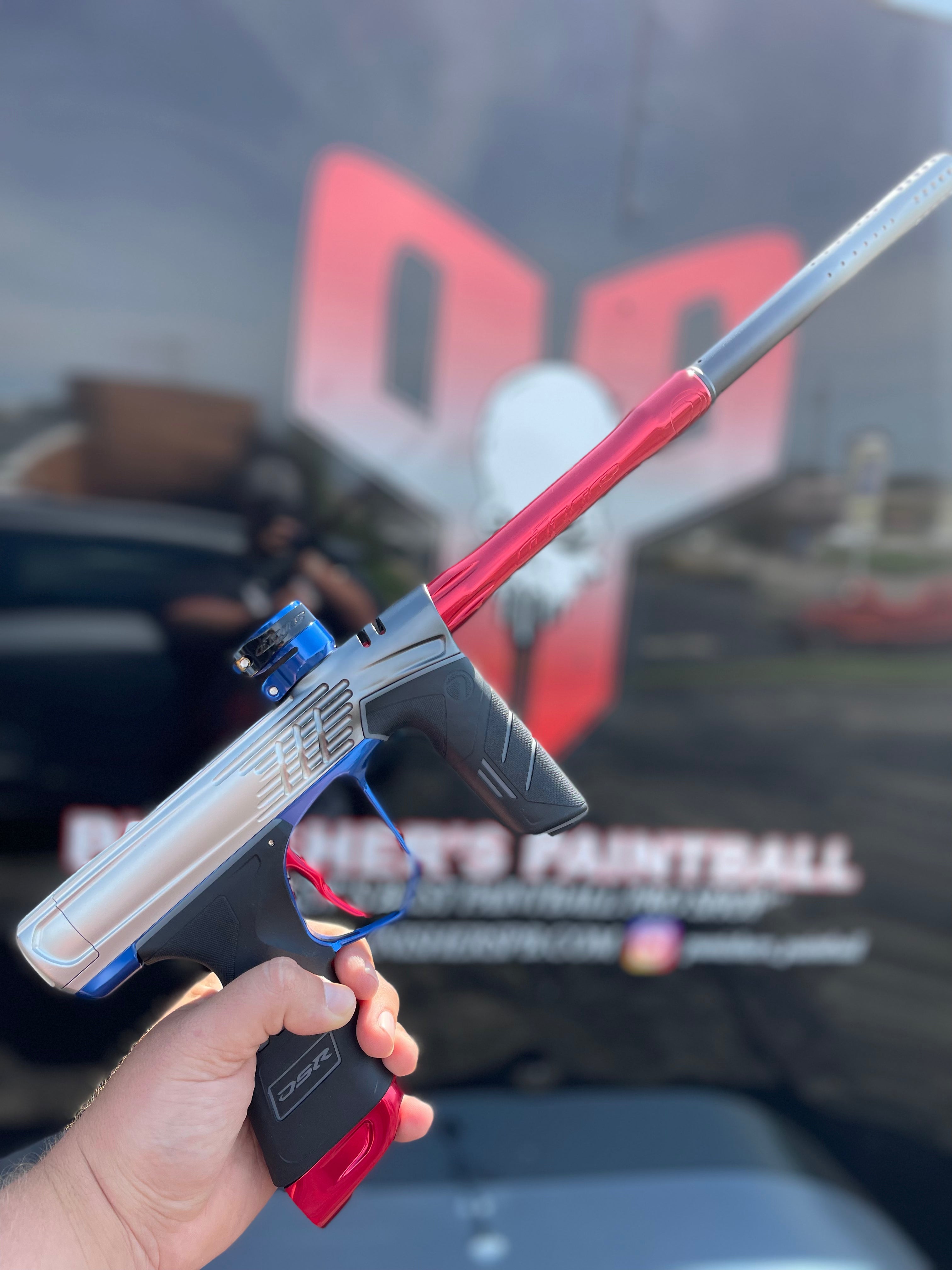 Hommes travail d'équipe ou arme de paintball dans les jeux compétition Hommes travail d'équipe ou arme de paintball dans les jeux compétition