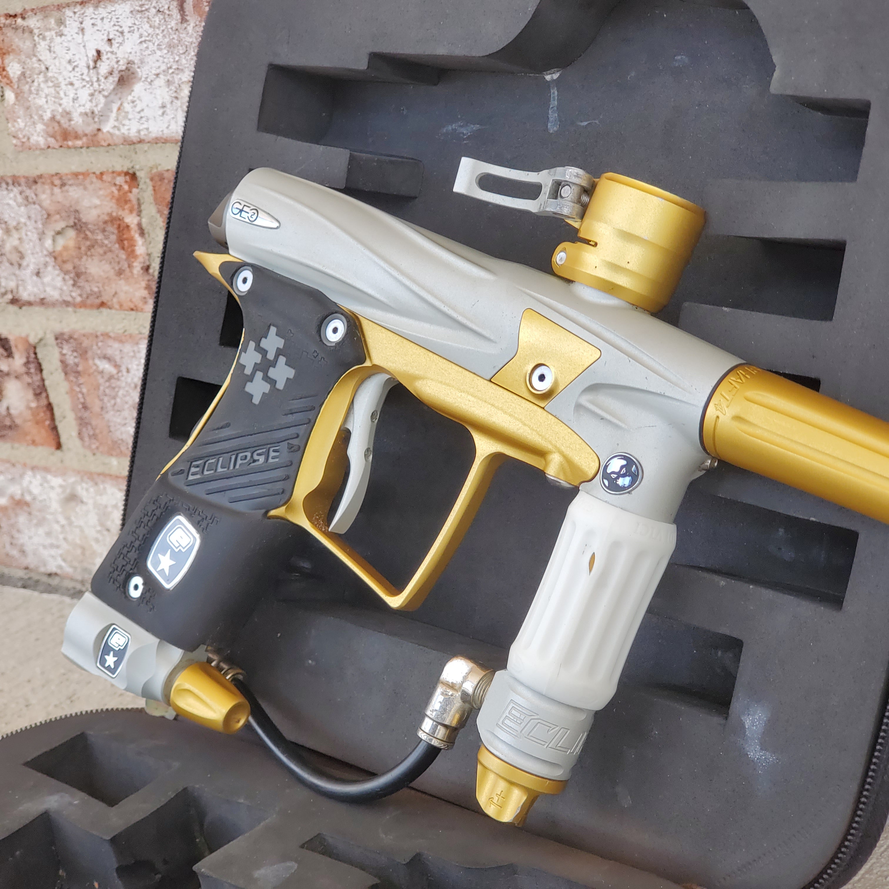 Used Planet Eclipse Geo 2 Paintball Gun W/ IV Core - White / Gold