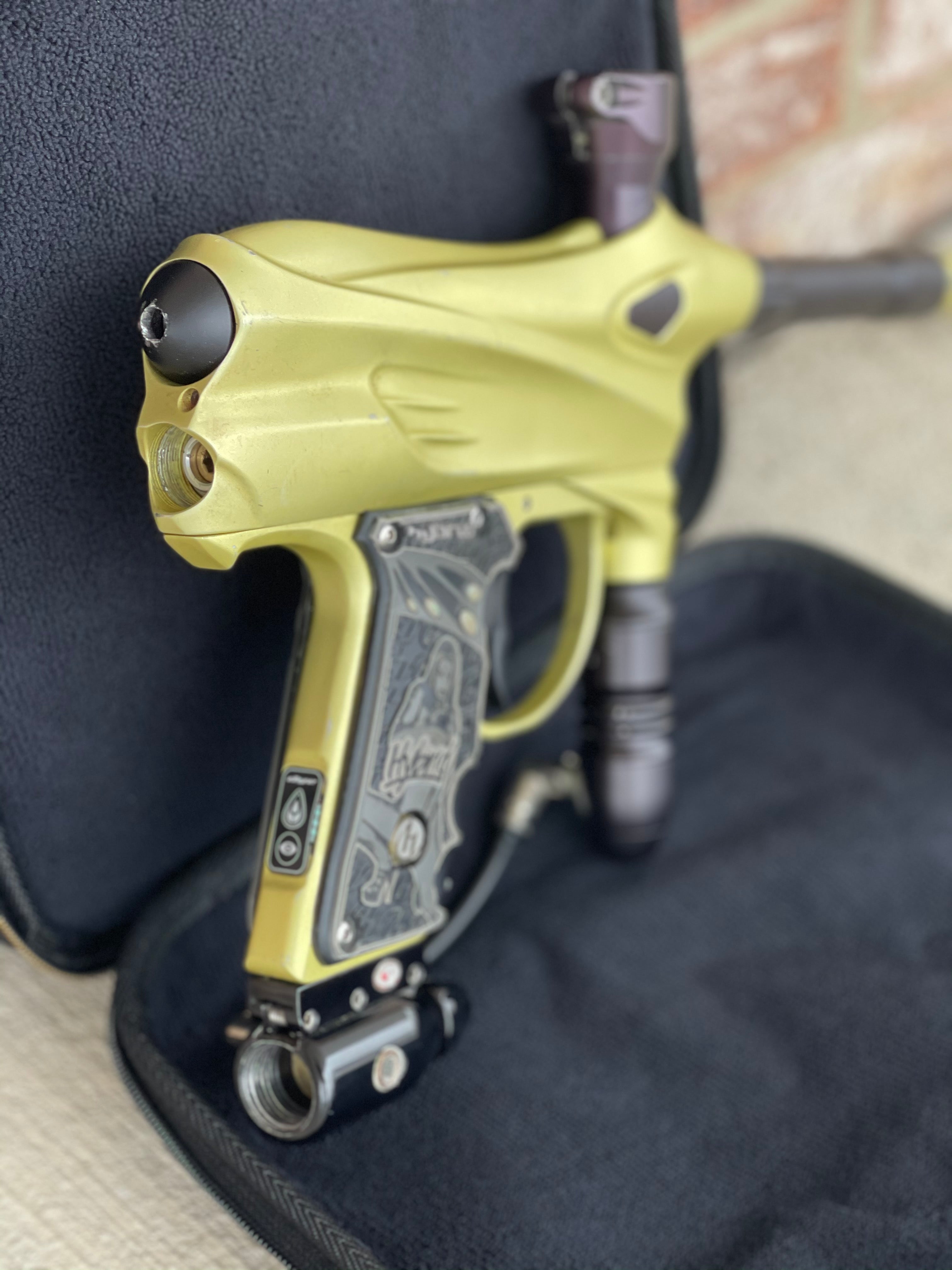 Used Dye DM4 Paintball Gun - Dust Yellow/Dust Black