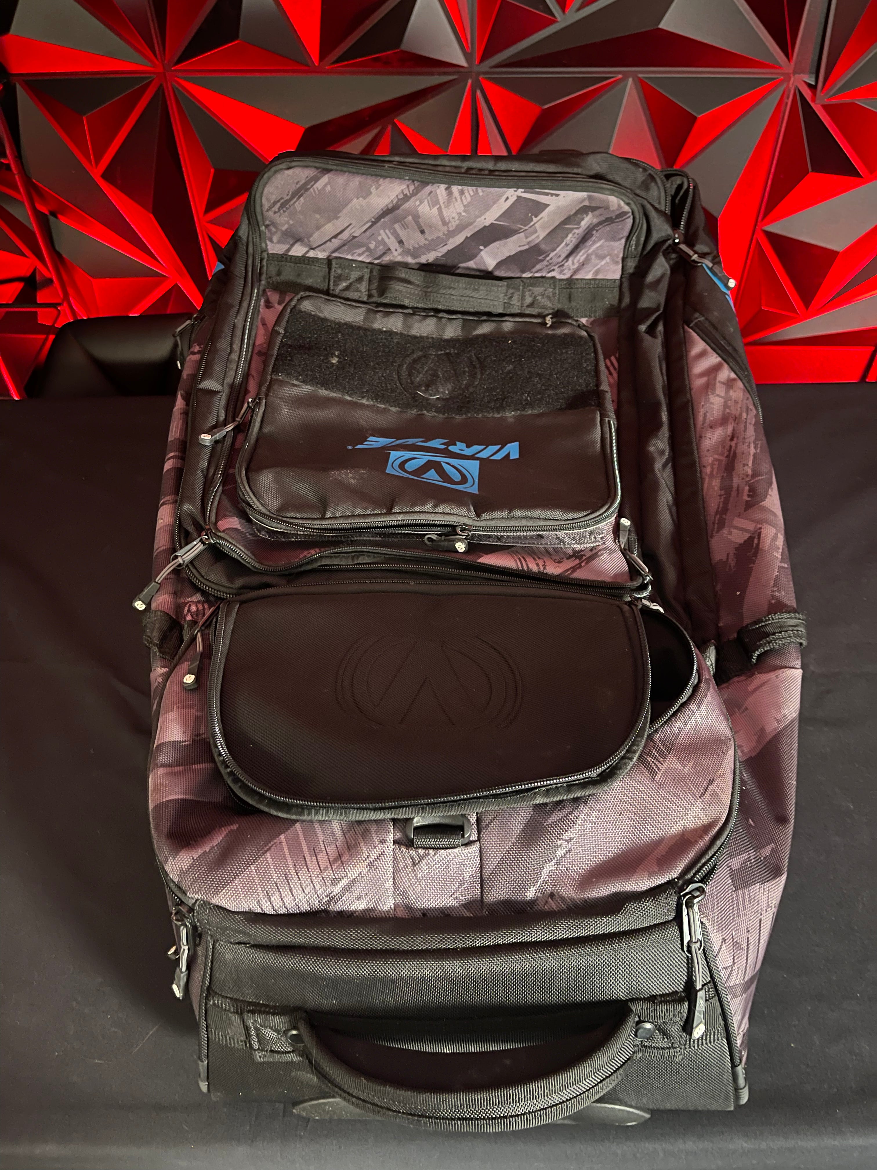 Used Virtue High Roller V4 Gear Bag - Graphic Black